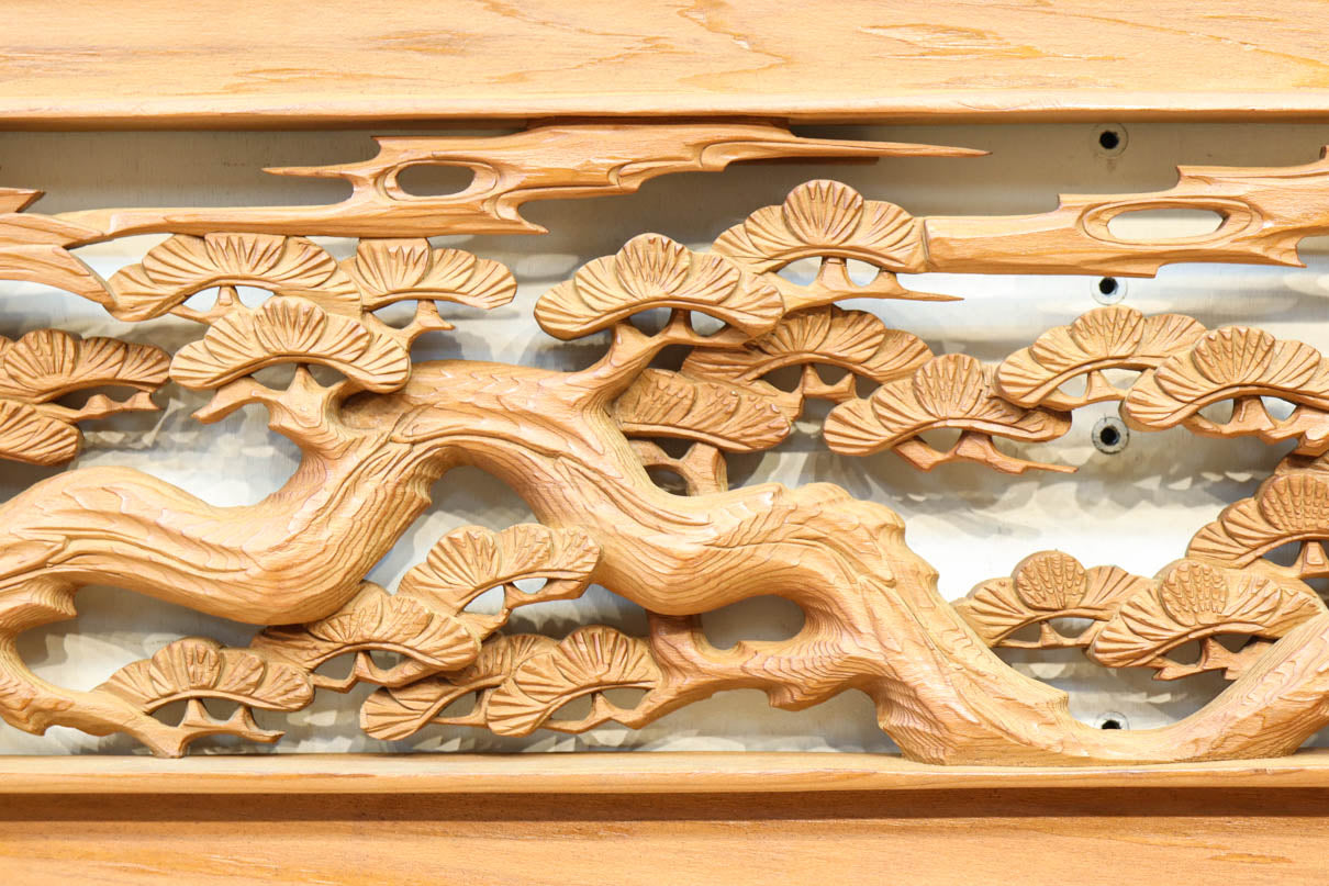 優しく温かみある色彩で鶴と松の彫刻装飾が映える深彫り彫刻欄間　EZ2834ab　在庫(a:1 b:1)枚