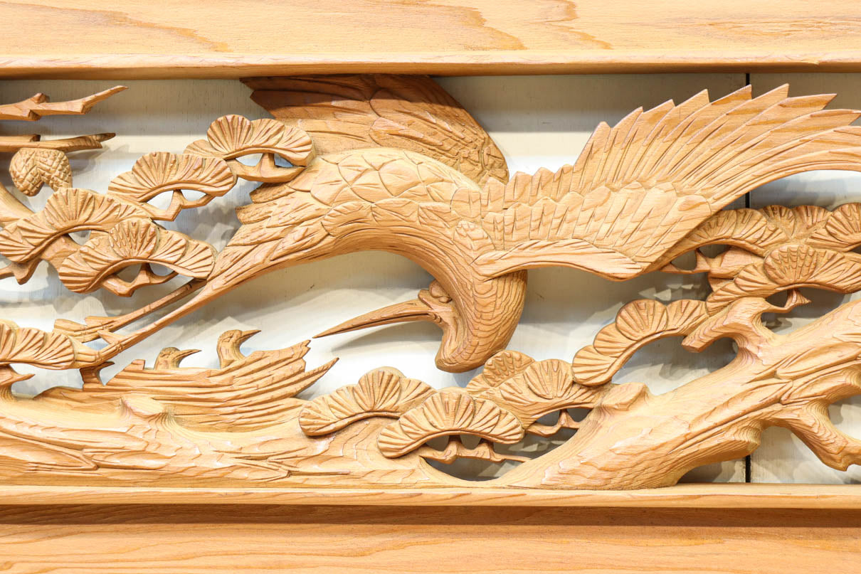 優しく温かみある色彩で鶴と松の彫刻装飾が映える深彫り彫刻欄間　EZ2834ab　在庫(a:1 b:1)枚