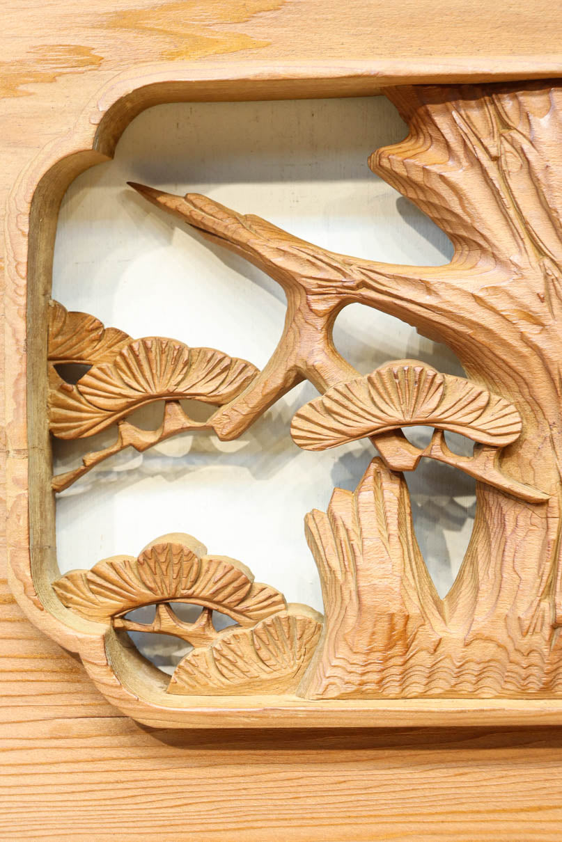 優しく温かみある色彩で鶴と松の彫刻装飾が映える深彫り彫刻欄間　EZ2834ab　在庫(a:1 b:1)枚