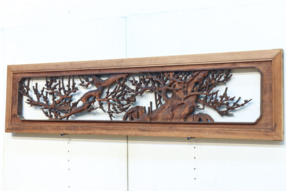 味わい深い木地の色彩に松竹梅を描く風情ある深彫彫刻欄間　EZ2836ab　在庫(a:1 b:1)枚