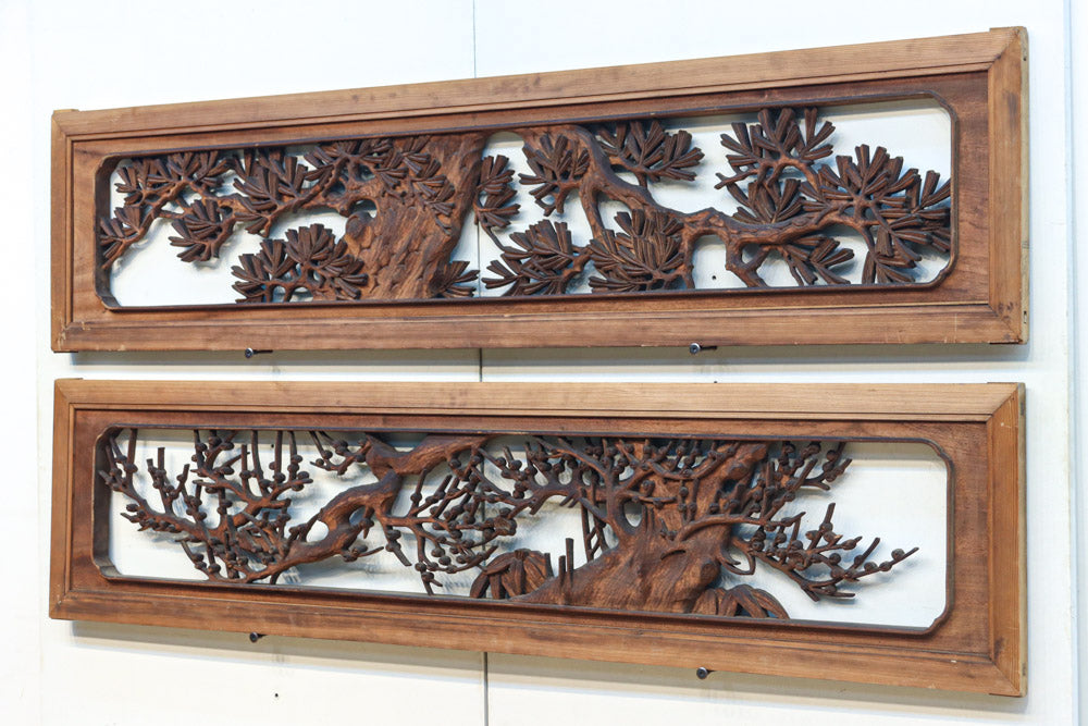 味わい深い木地の色彩に松竹梅を描く風情ある深彫彫刻欄間　EZ2836ab　在庫(a:1 b:1)枚