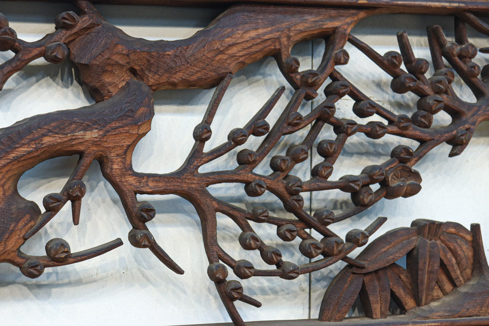 味わい深い木地の色彩に松竹梅を描く風情ある深彫彫刻欄間　EZ2836ab　在庫(a:1 b:1)枚