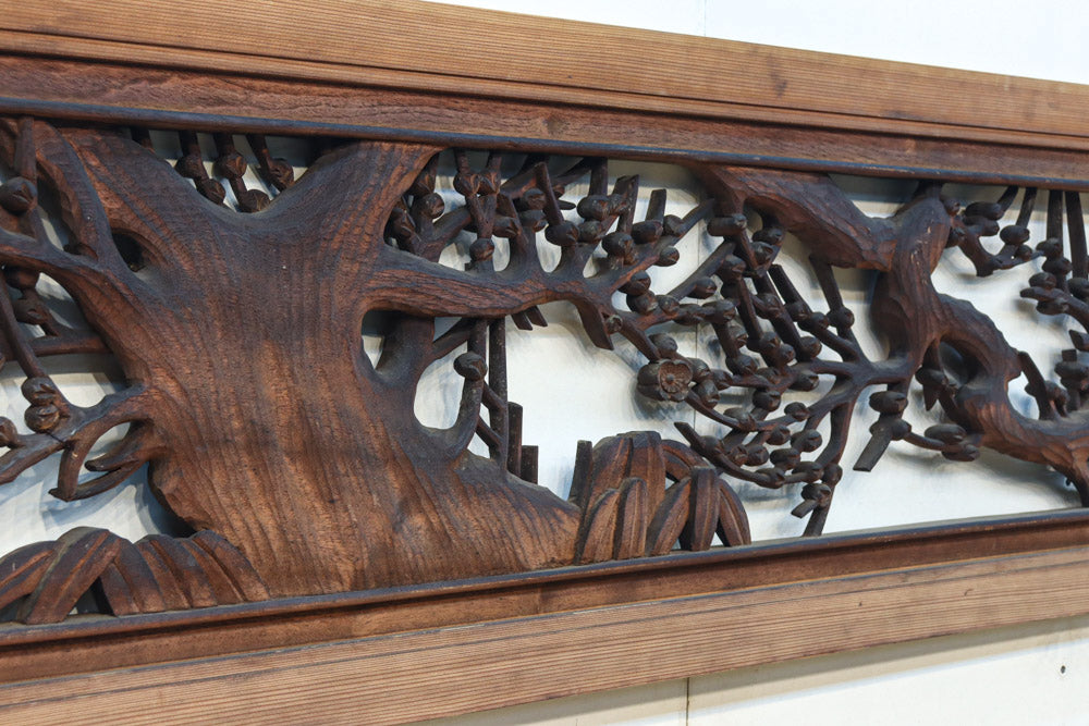 味わい深い木地の色彩に松竹梅を描く風情ある深彫彫刻欄間　EZ2836ab　在庫(a:1 b:1)枚