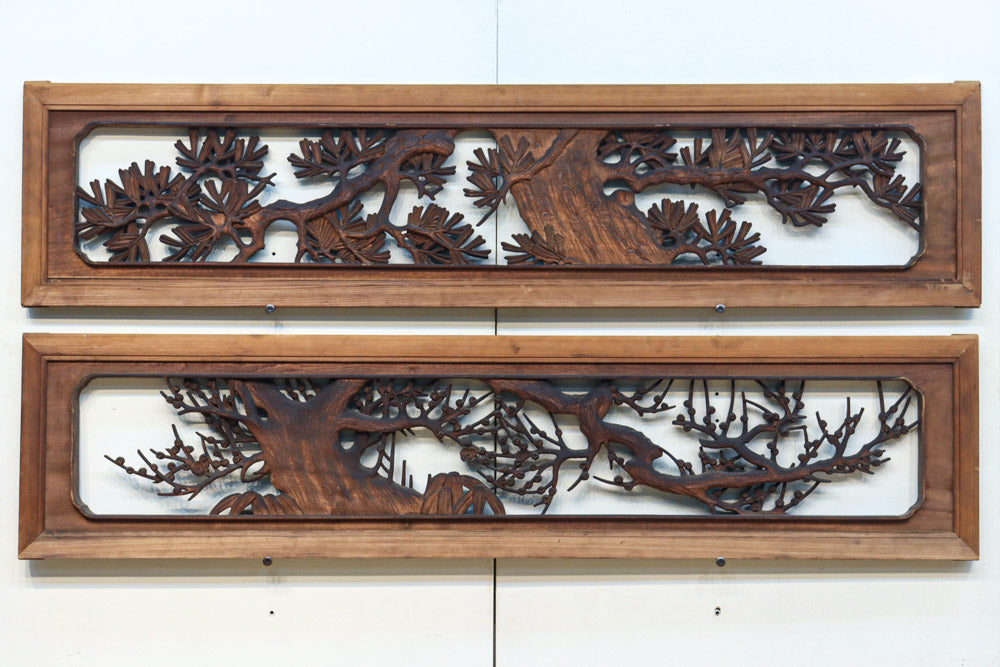 味わい深い木地の色彩に松竹梅を描く風情ある深彫彫刻欄間　EZ2836ab　在庫(a:1 b:1)枚