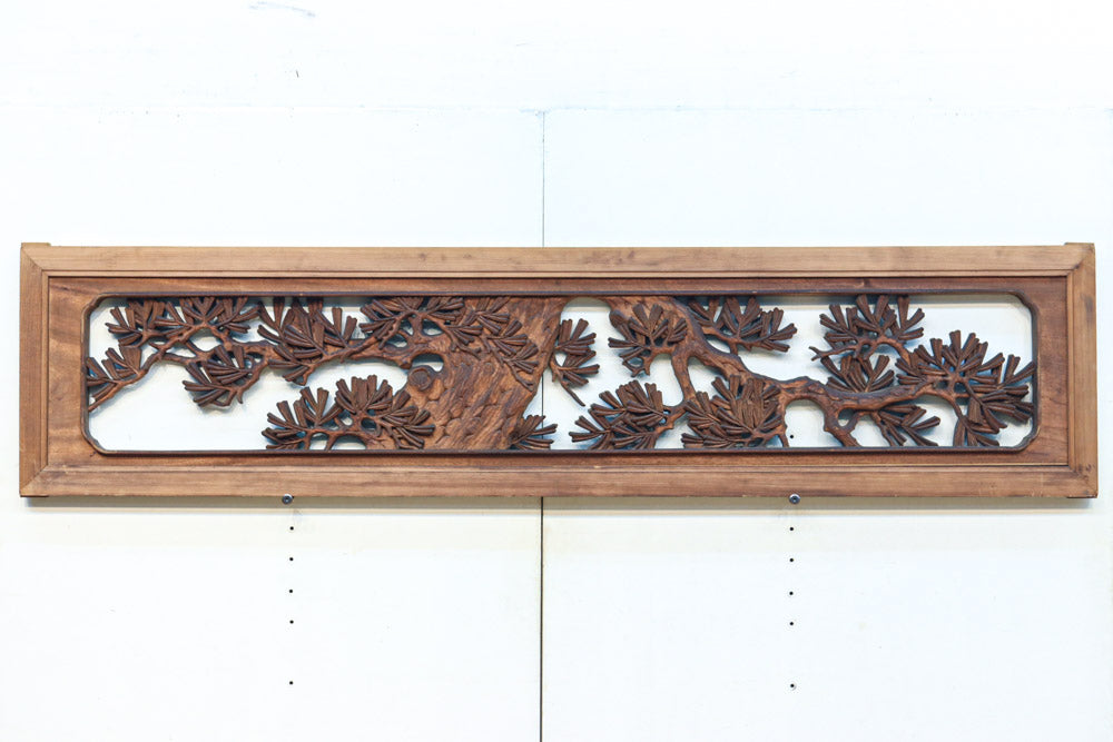 味わい深い木地の色彩に松竹梅を描く風情ある深彫彫刻欄間　EZ2836ab　在庫(a:1 b:1)枚