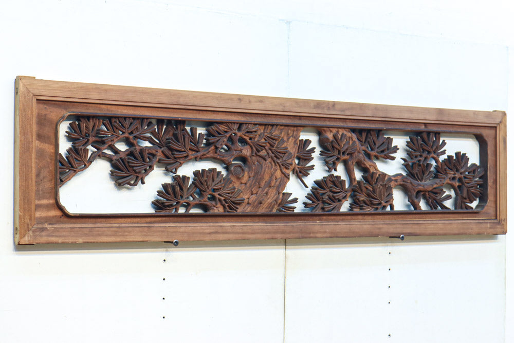 味わい深い木地の色彩に松竹梅を描く風情ある深彫彫刻欄間　EZ2836ab　在庫(a:1 b:1)枚