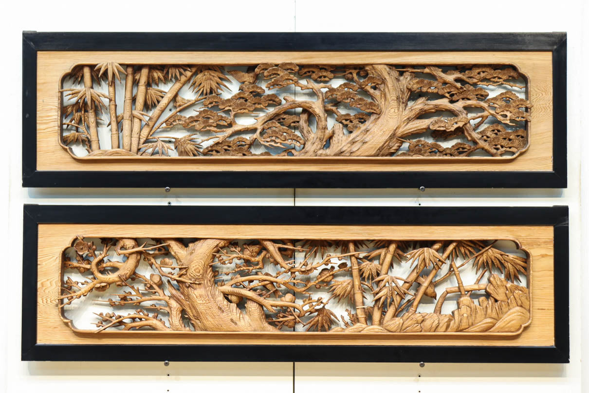 縁起良い松竹梅の彫刻を黒枠で囲い上品な面持ちの深彫り彫刻欄間　EZ2837ab　在庫(a:1 b:1)枚