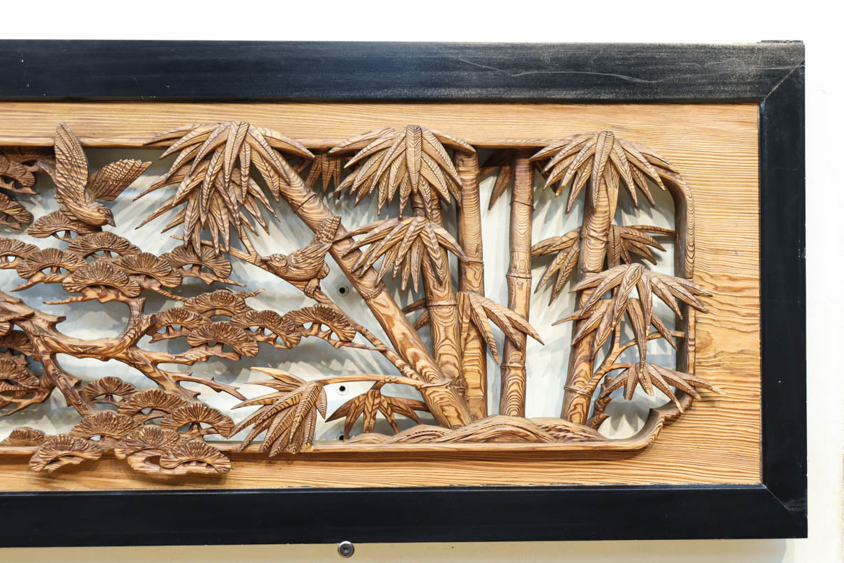 縁起良い松竹梅の彫刻を黒枠で囲い上品な面持ちの深彫り彫刻欄間　EZ2837ab　在庫(a:1 b:1)枚