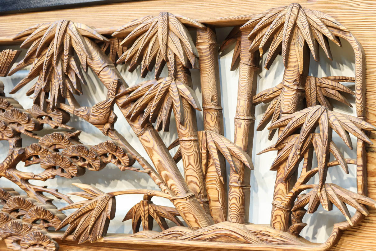 縁起良い松竹梅の彫刻を黒枠で囲い上品な面持ちの深彫り彫刻欄間　EZ2837ab　在庫(a:1 b:1)枚