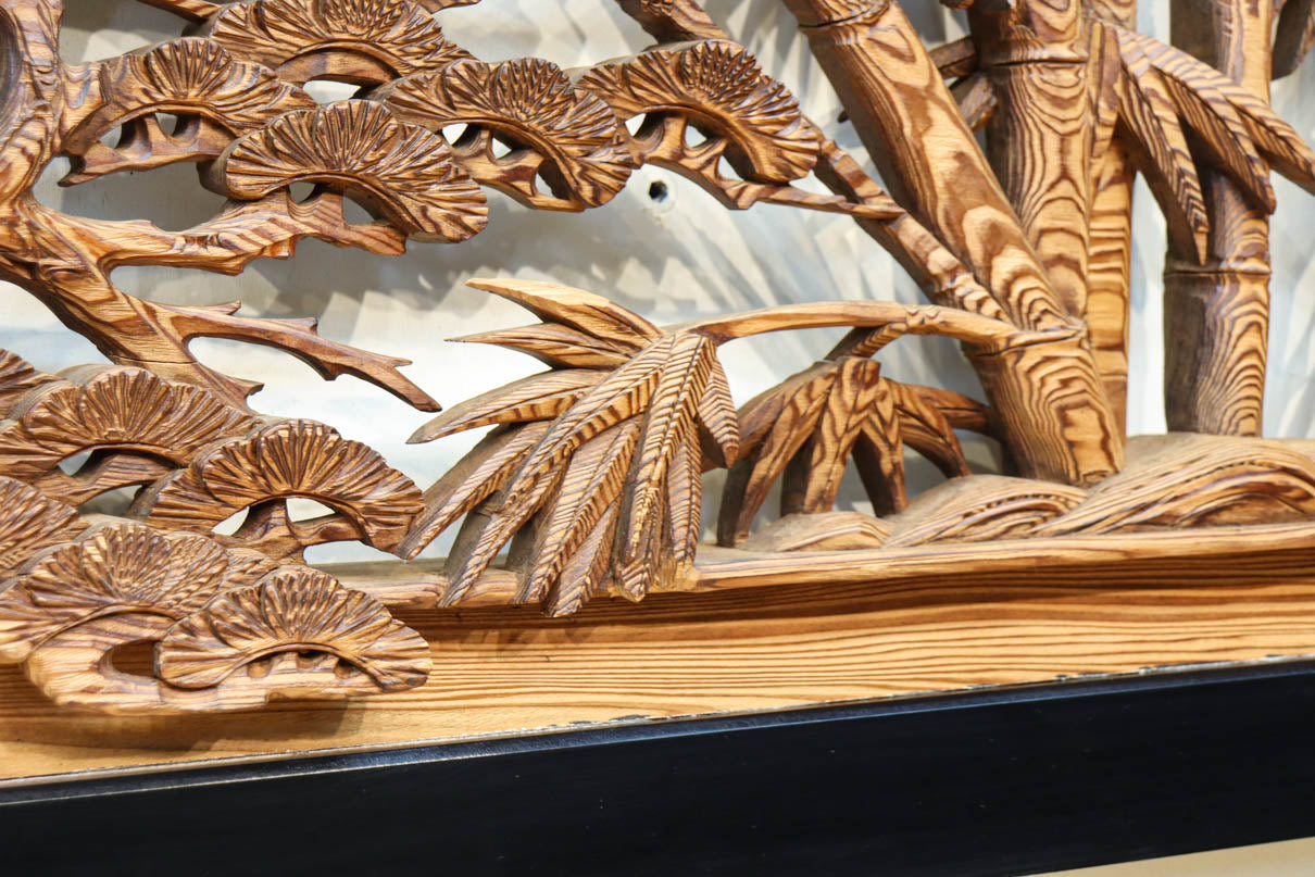 縁起良い松竹梅の彫刻を黒枠で囲い上品な面持ちの深彫り彫刻欄間　EZ2837ab　在庫(a:1 b:1)枚