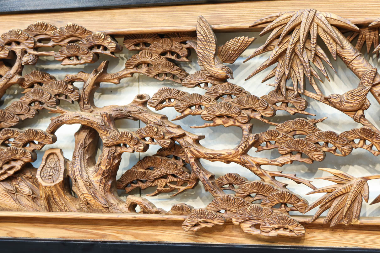 縁起良い松竹梅の彫刻を黒枠で囲い上品な面持ちの深彫り彫刻欄間　EZ2837ab　在庫(a:1 b:1)枚