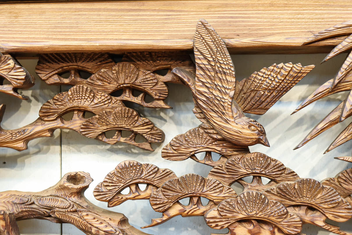 縁起良い松竹梅の彫刻を黒枠で囲い上品な面持ちの深彫り彫刻欄間　EZ2837ab　在庫(a:1 b:1)枚