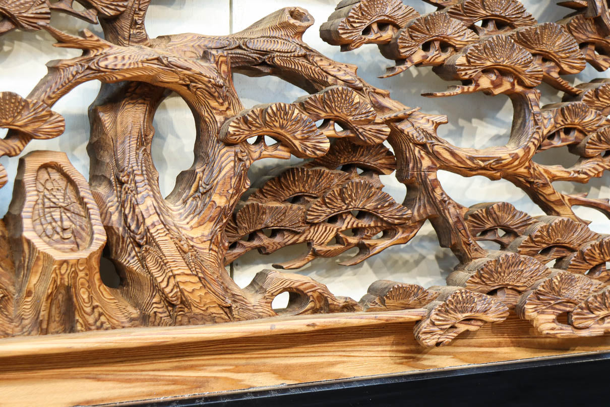 縁起良い松竹梅の彫刻を黒枠で囲い上品な面持ちの深彫り彫刻欄間　EZ2837ab　在庫(a:1 b:1)枚