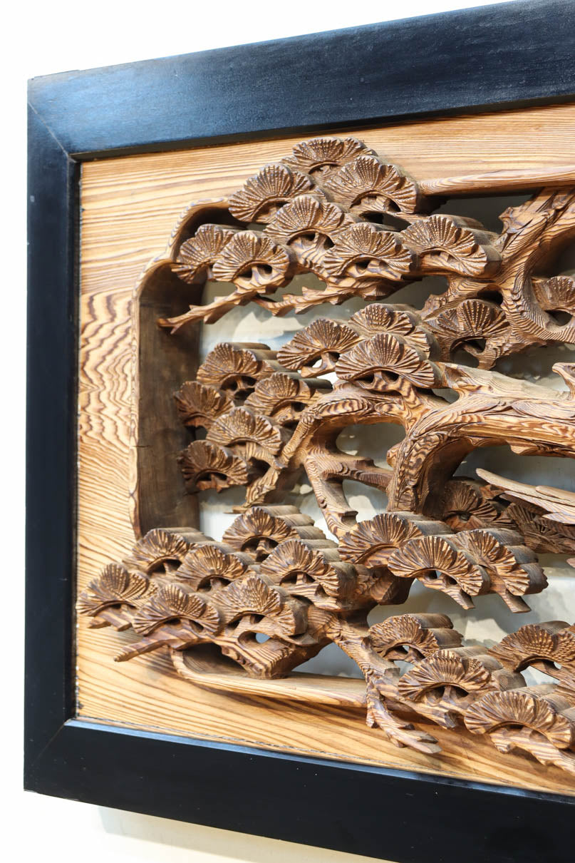 縁起良い松竹梅の彫刻を黒枠で囲い上品な面持ちの深彫り彫刻欄間　EZ2837ab　在庫(a:1 b:1)枚