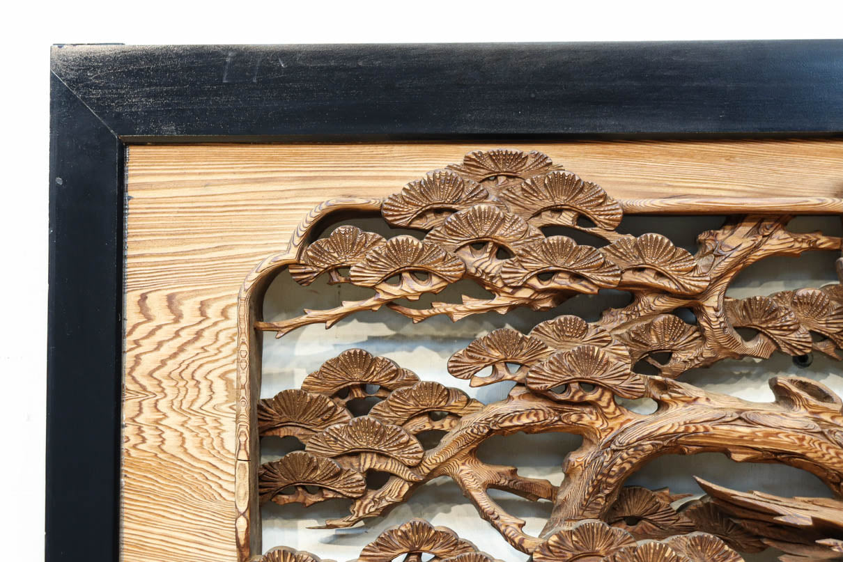 縁起良い松竹梅の彫刻を黒枠で囲い上品な面持ちの深彫り彫刻欄間　EZ2837ab　在庫(a:1 b:1)枚