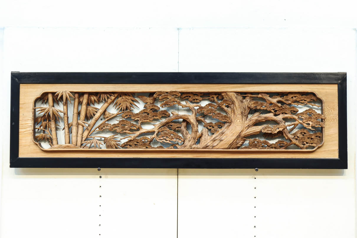 縁起良い松竹梅の彫刻を黒枠で囲い上品な面持ちの深彫り彫刻欄間　EZ2837ab　在庫(a:1 b:1)枚