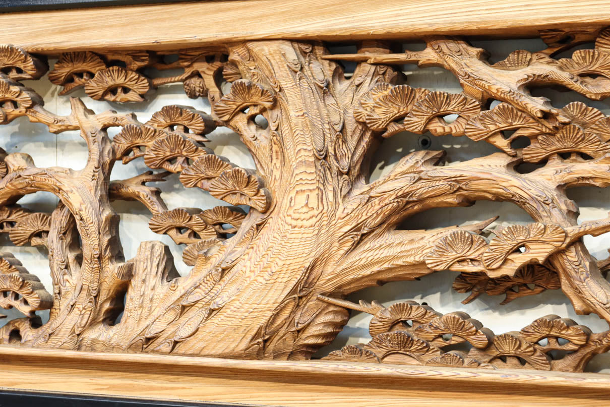 縁起良い松竹梅の彫刻を黒枠で囲い上品な面持ちの深彫り彫刻欄間　EZ2837ab　在庫(a:1 b:1)枚