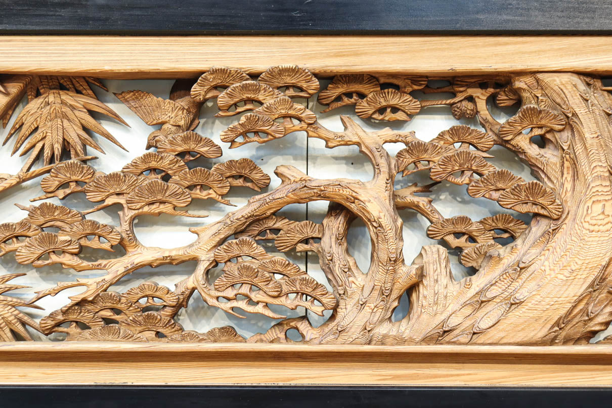 縁起良い松竹梅の彫刻を黒枠で囲い上品な面持ちの深彫り彫刻欄間　EZ2837ab　在庫(a:1 b:1)枚