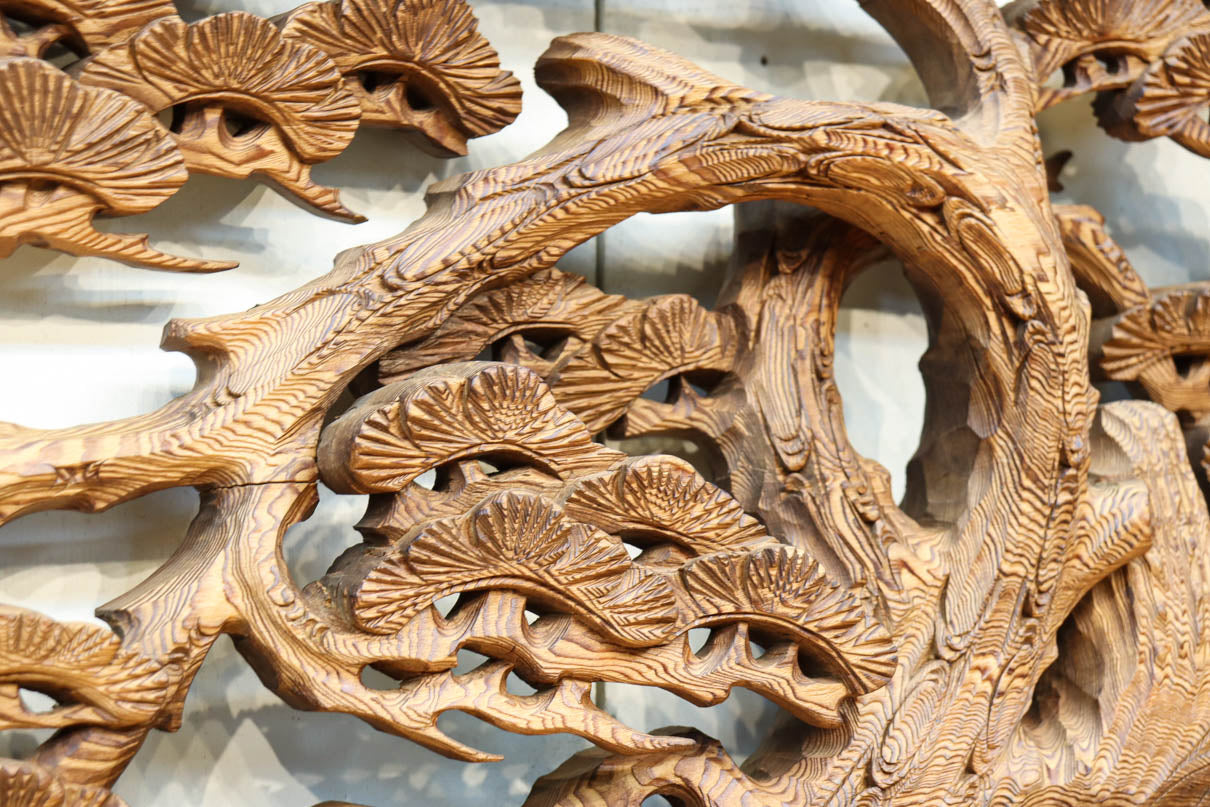 縁起良い松竹梅の彫刻を黒枠で囲い上品な面持ちの深彫り彫刻欄間　EZ2837ab　在庫(a:1 b:1)枚