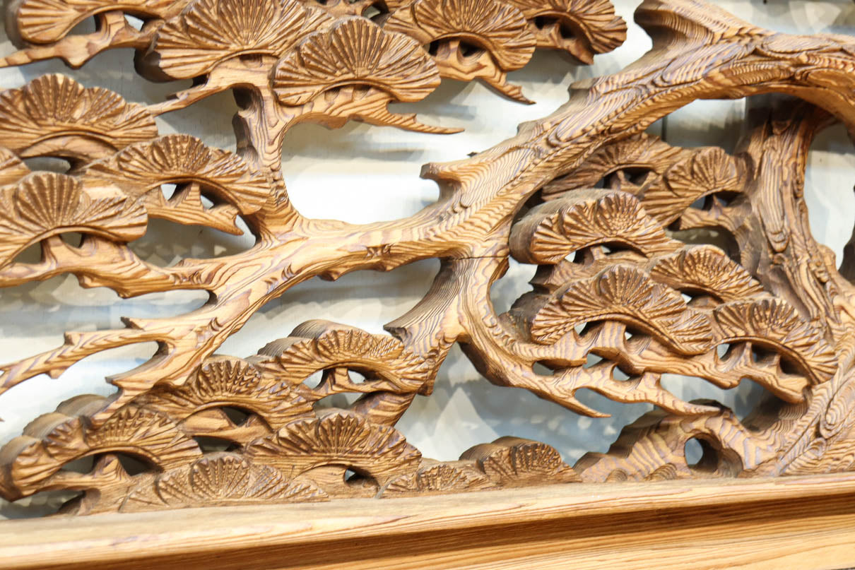 縁起良い松竹梅の彫刻を黒枠で囲い上品な面持ちの深彫り彫刻欄間　EZ2837ab　在庫(a:1 b:1)枚