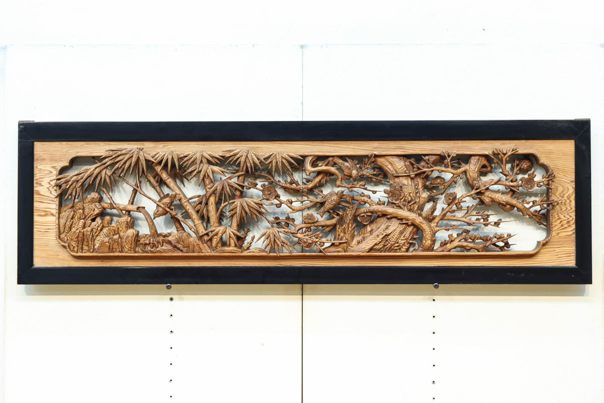 縁起良い松竹梅の彫刻を黒枠で囲い上品な面持ちの深彫り彫刻欄間　EZ2837ab　在庫(a:1 b:1)枚