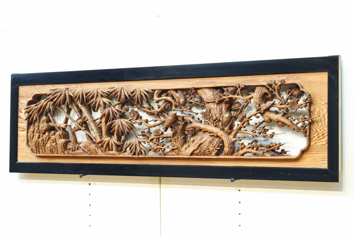 縁起良い松竹梅の彫刻を黒枠で囲い上品な面持ちの深彫り彫刻欄間　EZ2837ab　在庫(a:1 b:1)枚