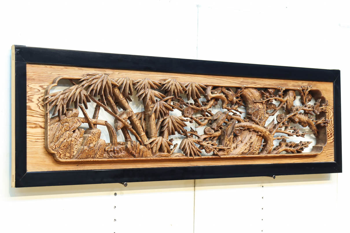 縁起良い松竹梅の彫刻を黒枠で囲い上品な面持ちの深彫り彫刻欄間　EZ2837ab　在庫(a:1 b:1)枚