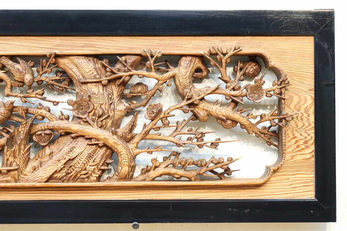 縁起良い松竹梅の彫刻を黒枠で囲い上品な面持ちの深彫り彫刻欄間　EZ2837ab　在庫(a:1 b:1)枚