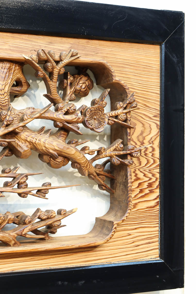 縁起良い松竹梅の彫刻を黒枠で囲い上品な面持ちの深彫り彫刻欄間　EZ2837ab　在庫(a:1 b:1)枚