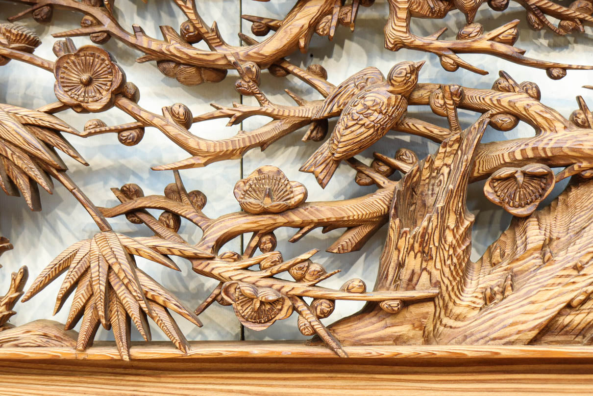 縁起良い松竹梅の彫刻を黒枠で囲い上品な面持ちの深彫り彫刻欄間　EZ2837ab　在庫(a:1 b:1)枚