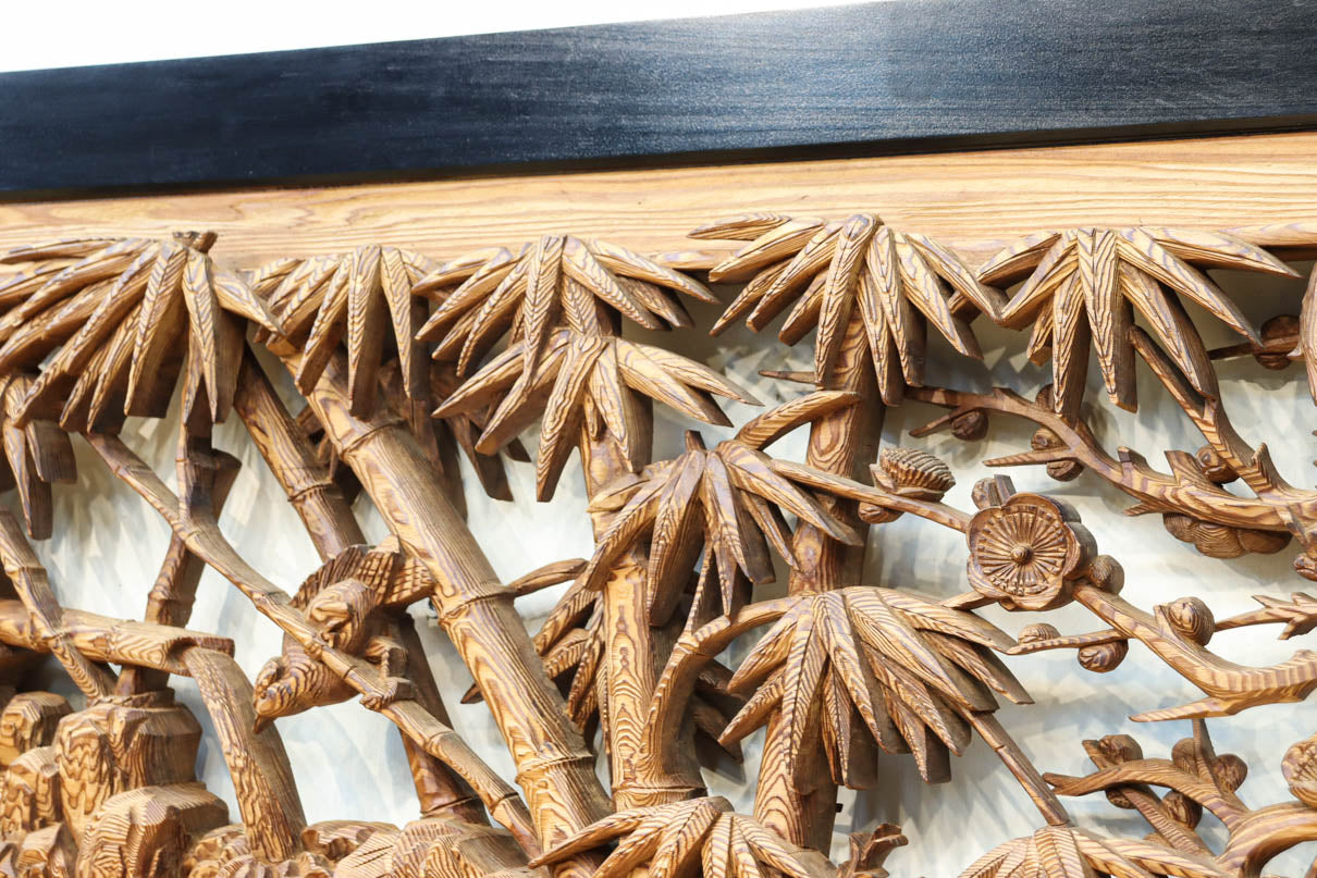 縁起良い松竹梅の彫刻を黒枠で囲い上品な面持ちの深彫り彫刻欄間　EZ2837ab　在庫(a:1 b:1)枚