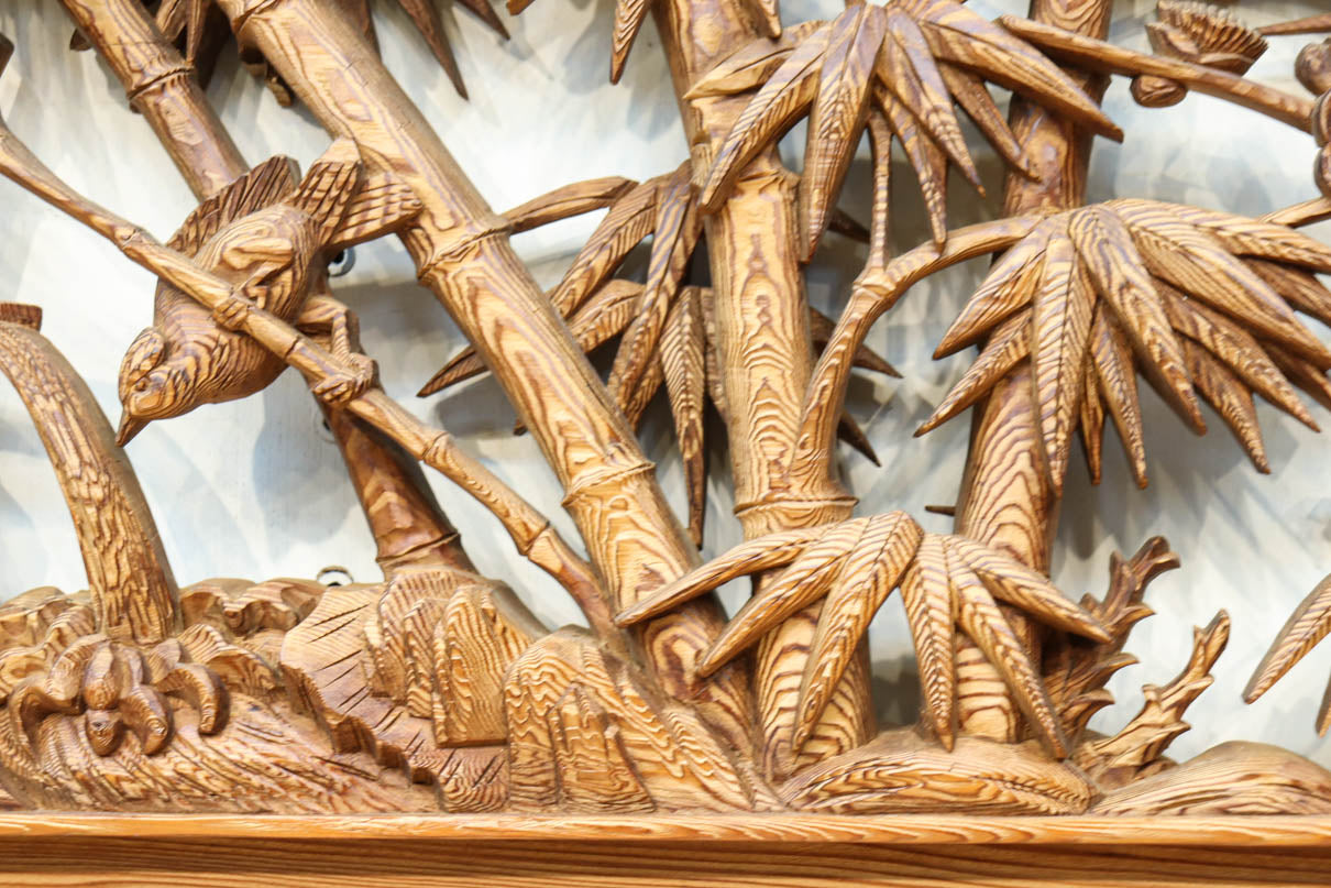 縁起良い松竹梅の彫刻を黒枠で囲い上品な面持ちの深彫り彫刻欄間　EZ2837ab　在庫(a:1 b:1)枚