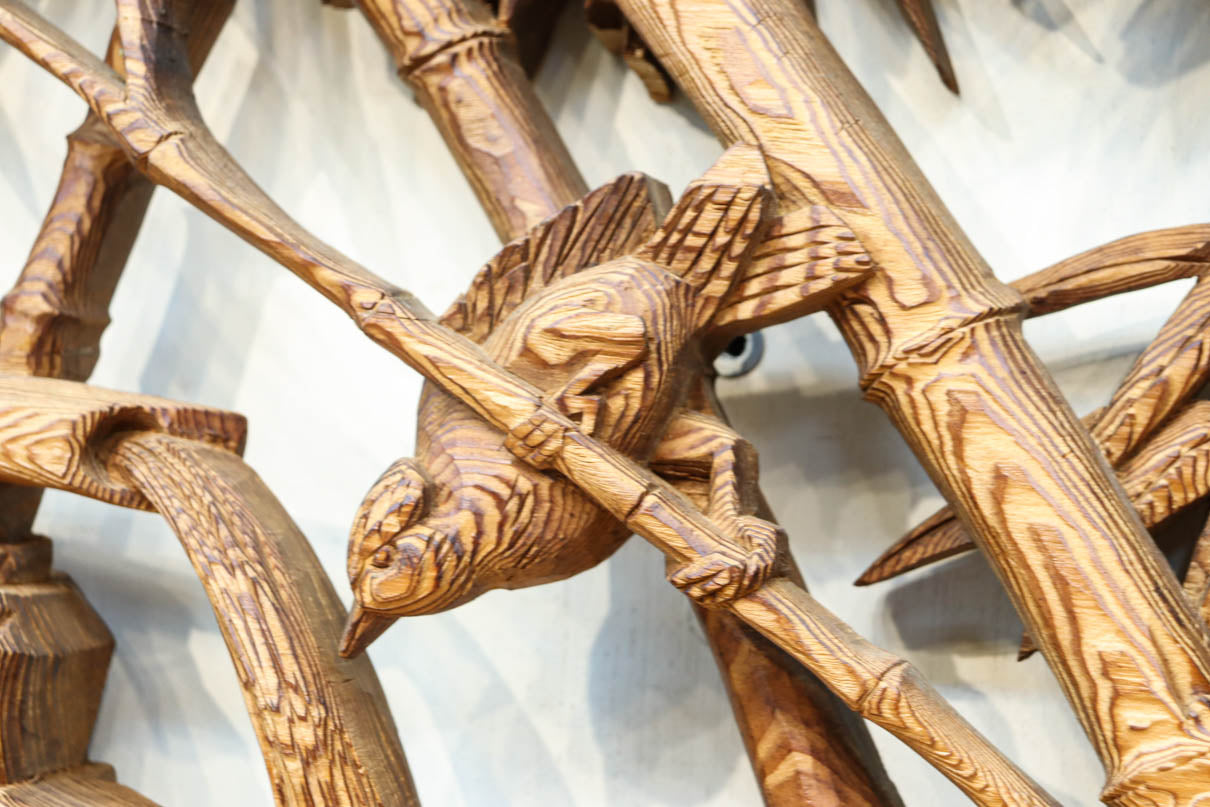 縁起良い松竹梅の彫刻を黒枠で囲い上品な面持ちの深彫り彫刻欄間　EZ2837ab　在庫(a:1 b:1)枚