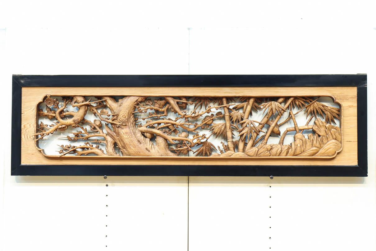 縁起良い松竹梅の彫刻を黒枠で囲い上品な面持ちの深彫り彫刻欄間　EZ2837ab　在庫(a:1 b:1)枚