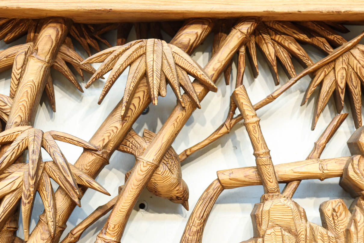 縁起良い松竹梅の彫刻を黒枠で囲い上品な面持ちの深彫り彫刻欄間　EZ2837ab　在庫(a:1 b:1)枚