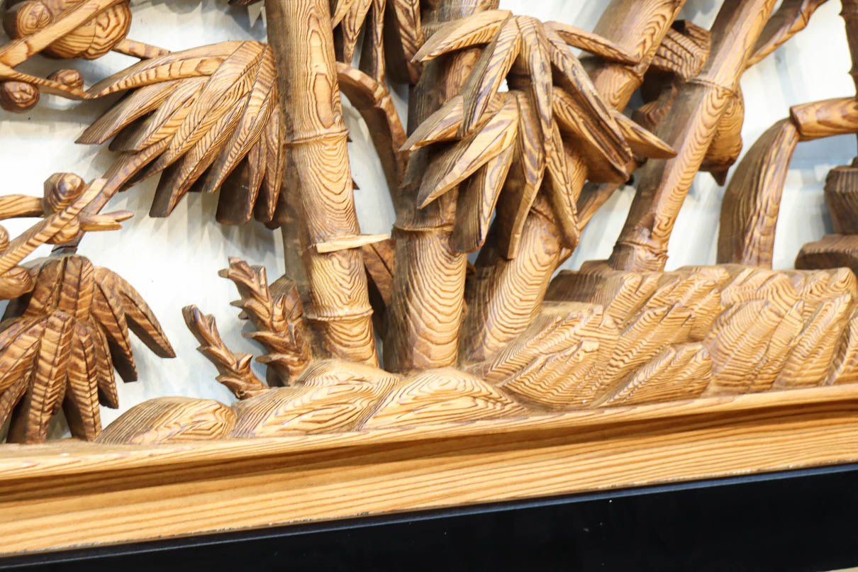 縁起良い松竹梅の彫刻を黒枠で囲い上品な面持ちの深彫り彫刻欄間　EZ2837ab　在庫(a:1 b:1)枚