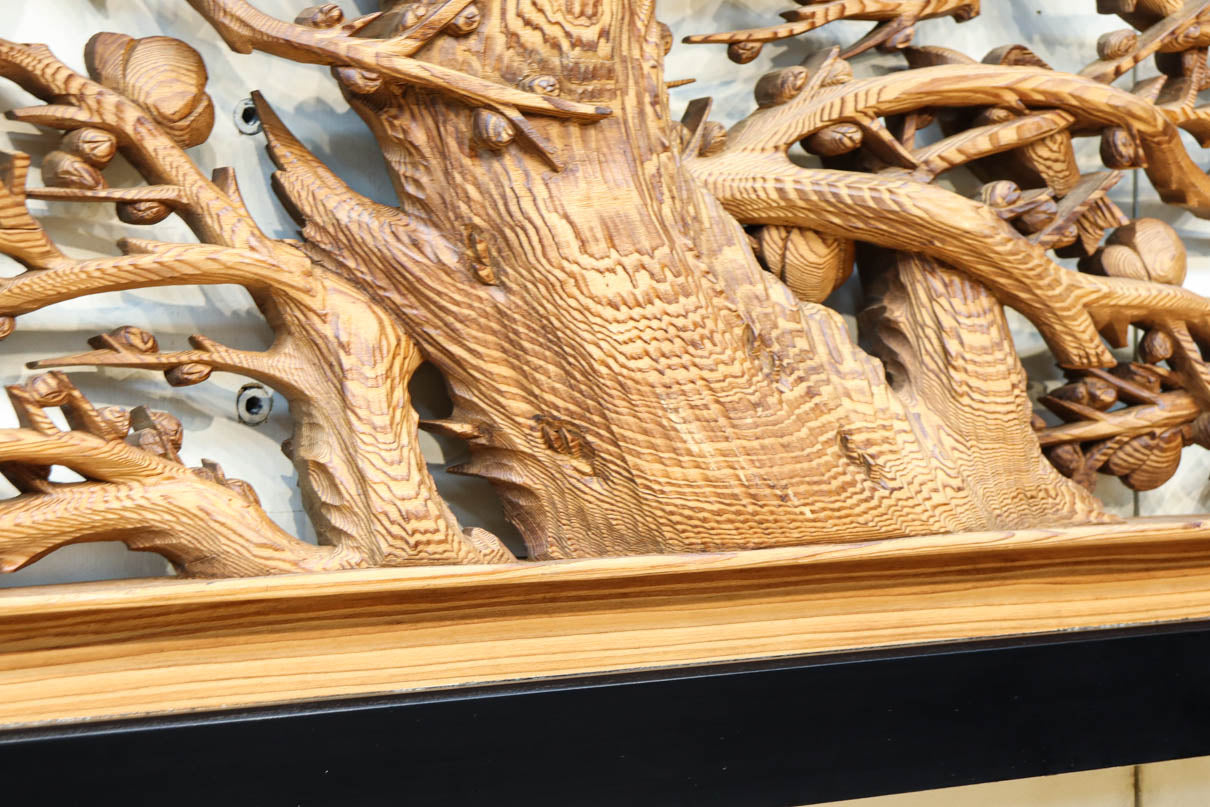 縁起良い松竹梅の彫刻を黒枠で囲い上品な面持ちの深彫り彫刻欄間　EZ2837ab　在庫(a:1 b:1)枚