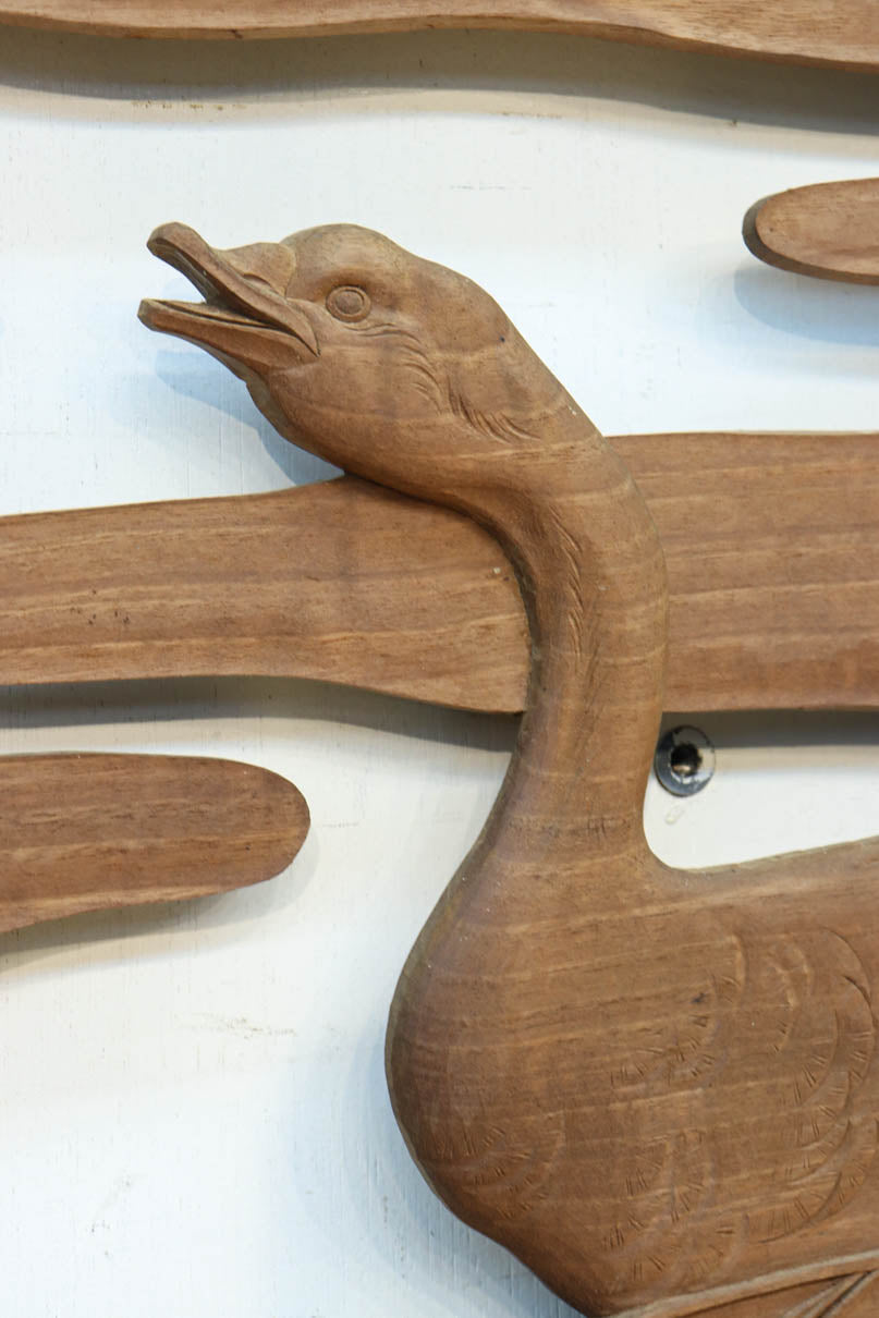 鴈(ガン)が戯れたり飛び立っていく姿を描いた仄々とした彫刻欄間　EZ2838ab　在庫2枚一組