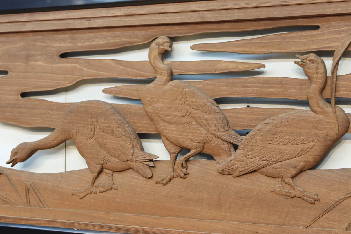 鴈(ガン)が戯れたり飛び立っていく姿を描いた仄々とした彫刻欄間　EZ2838ab　在庫2枚一組