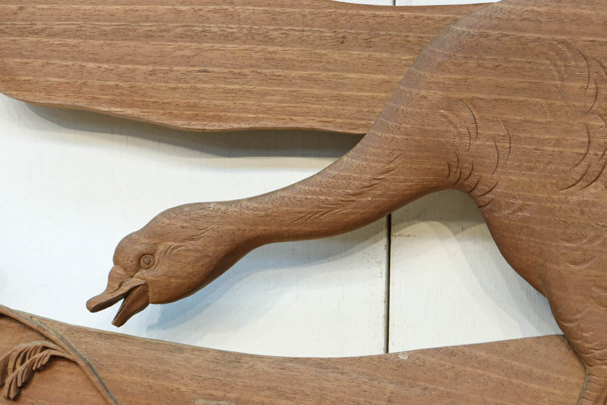 鴈(ガン)が戯れたり飛び立っていく姿を描いた仄々とした彫刻欄間　EZ2838ab　在庫2枚一組