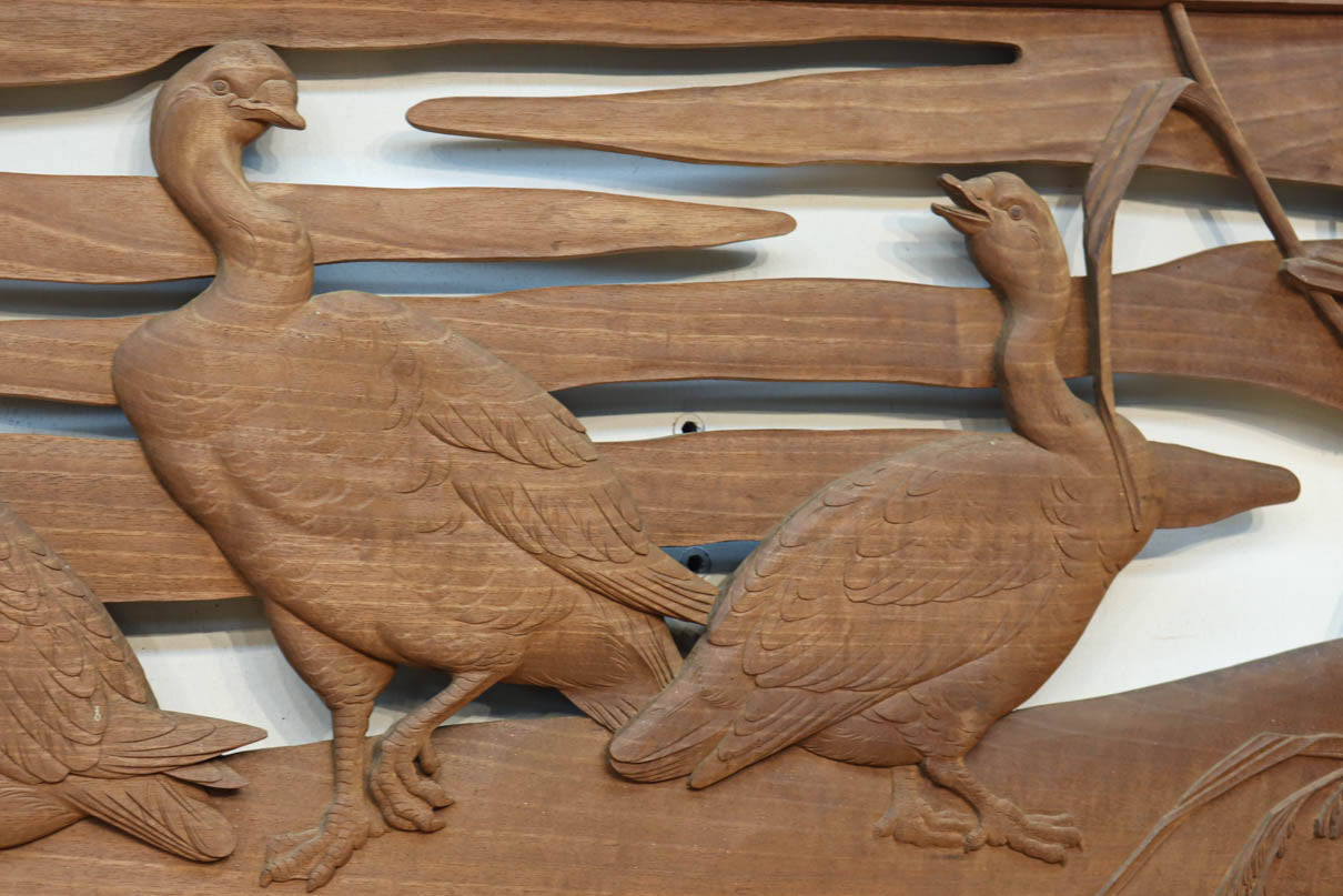 鴈(ガン)が戯れたり飛び立っていく姿を描いた仄々とした彫刻欄間　EZ2838ab　在庫2枚一組