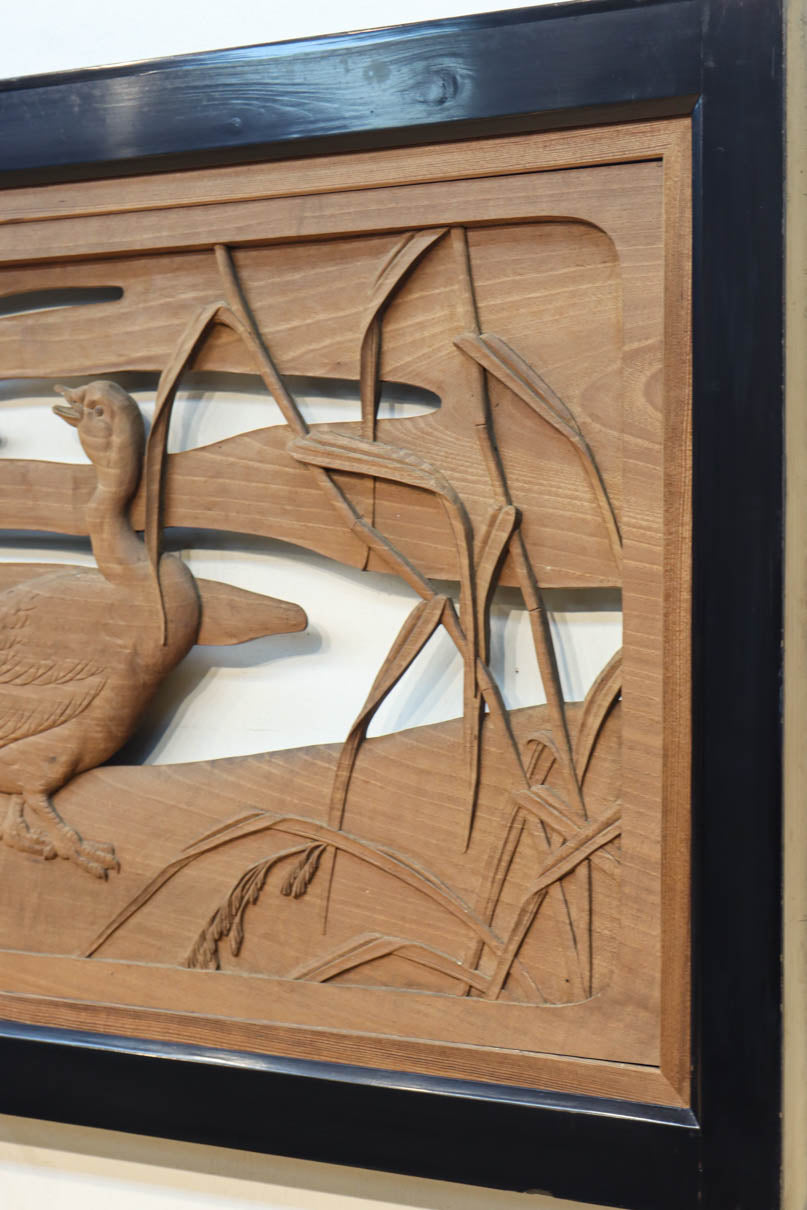 鴈(ガン)が戯れたり飛び立っていく姿を描いた仄々とした彫刻欄間　EZ2838ab　在庫2枚一組