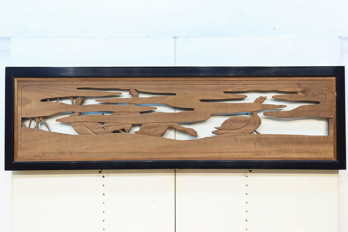 鴈(ガン)が戯れたり飛び立っていく姿を描いた仄々とした彫刻欄間　EZ2838ab　在庫2枚一組