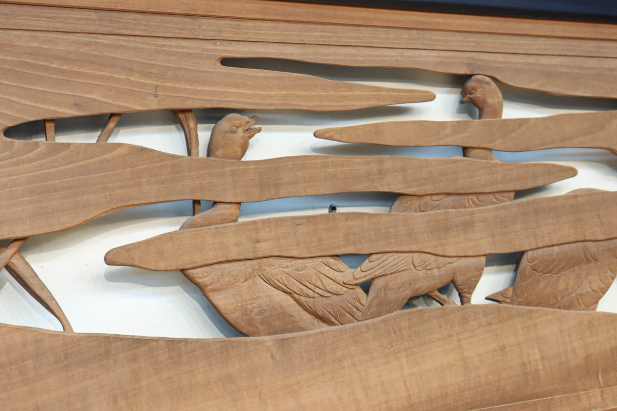 鴈(ガン)が戯れたり飛び立っていく姿を描いた仄々とした彫刻欄間　EZ2838ab　在庫2枚一組