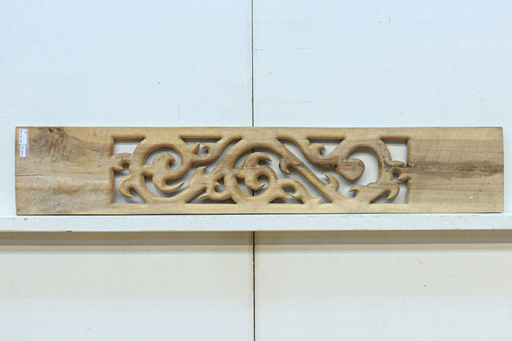 レリーフ彫刻を施した自然の風合いが滲む木地色欄間素材　EZ2840　在庫9枚