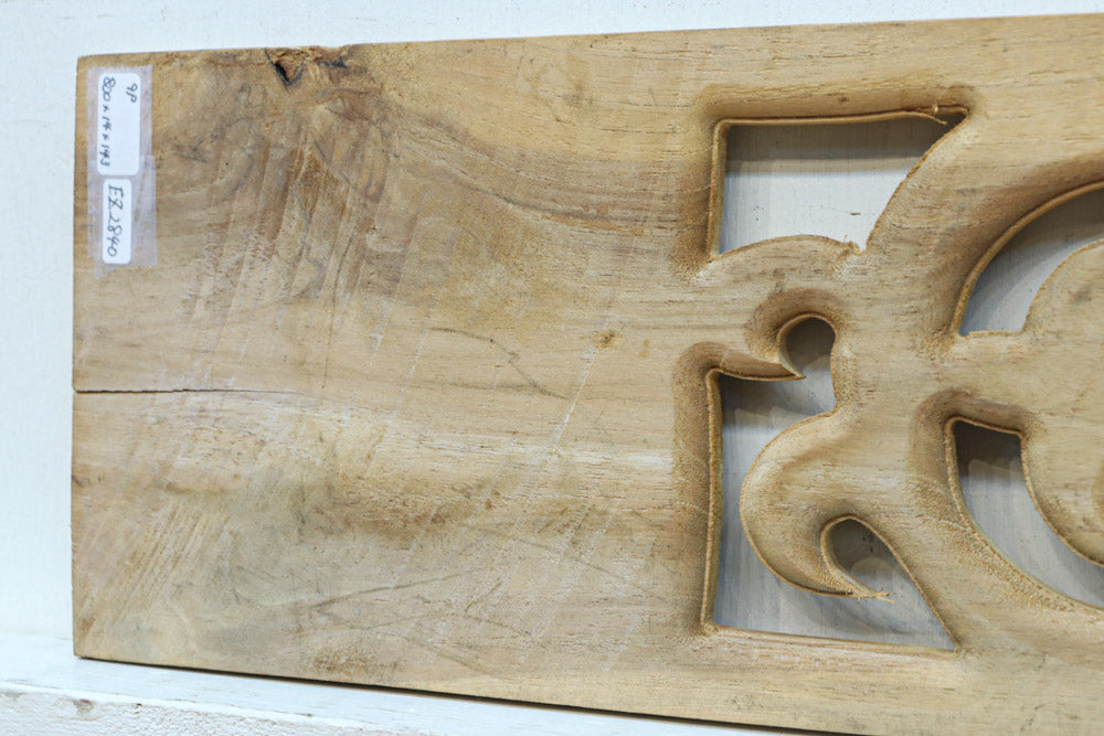 レリーフ彫刻を施した自然の風合いが滲む木地色欄間素材　EZ2840　在庫9枚