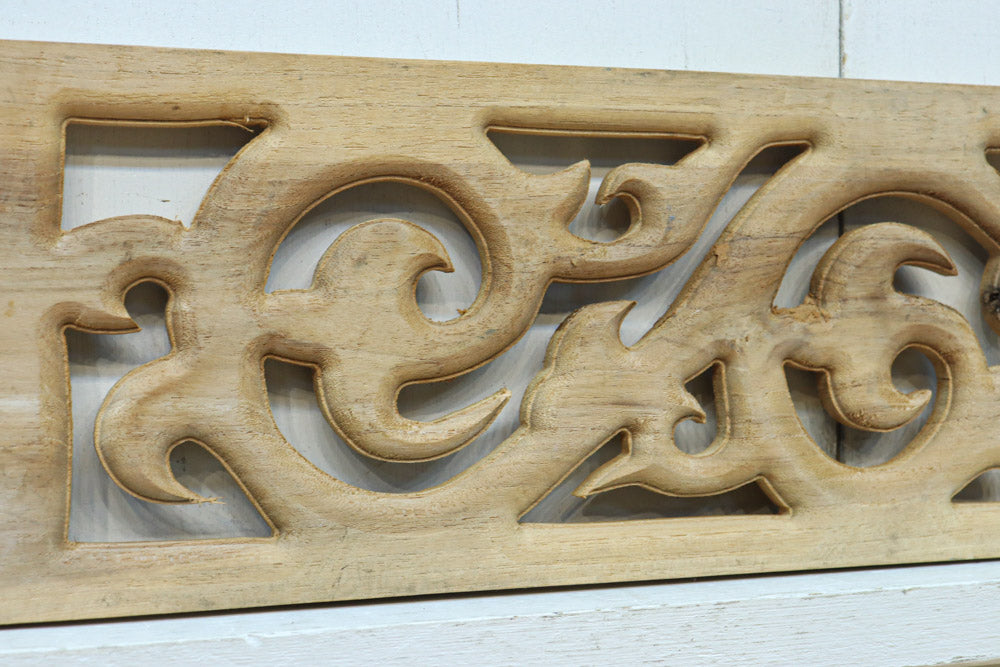 レリーフ彫刻を施した自然の風合いが滲む木地色欄間素材　EZ2840　在庫9枚