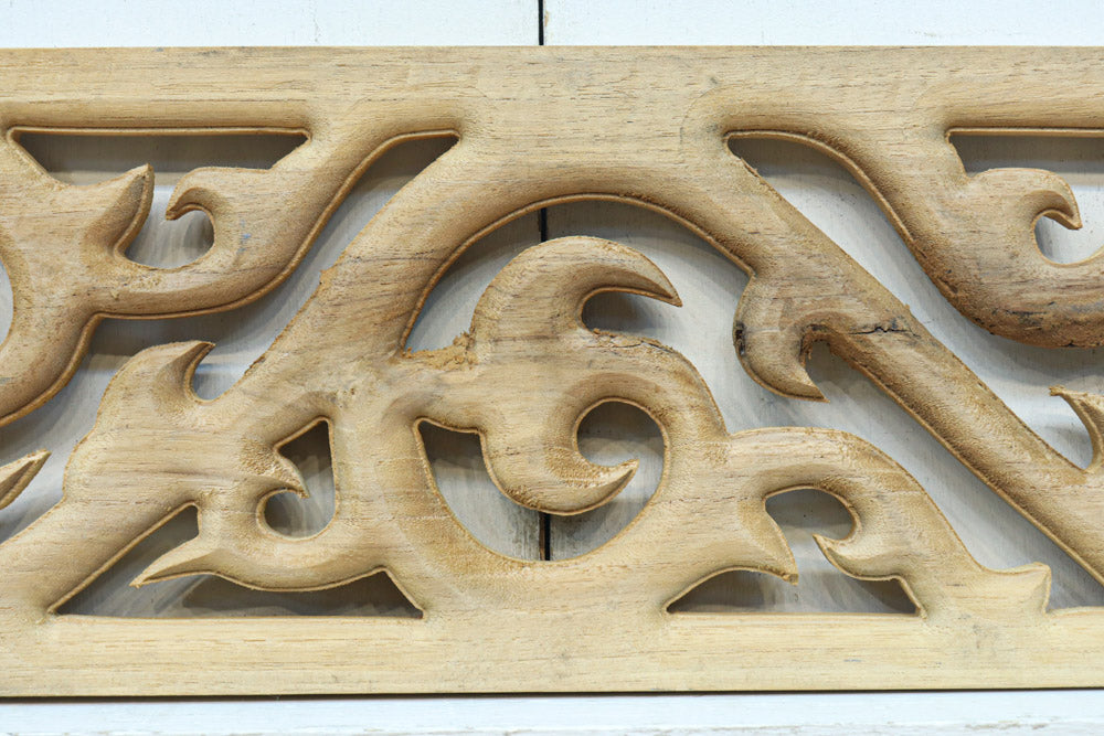 レリーフ彫刻を施した自然の風合いが滲む木地色欄間素材　EZ2840　在庫9枚