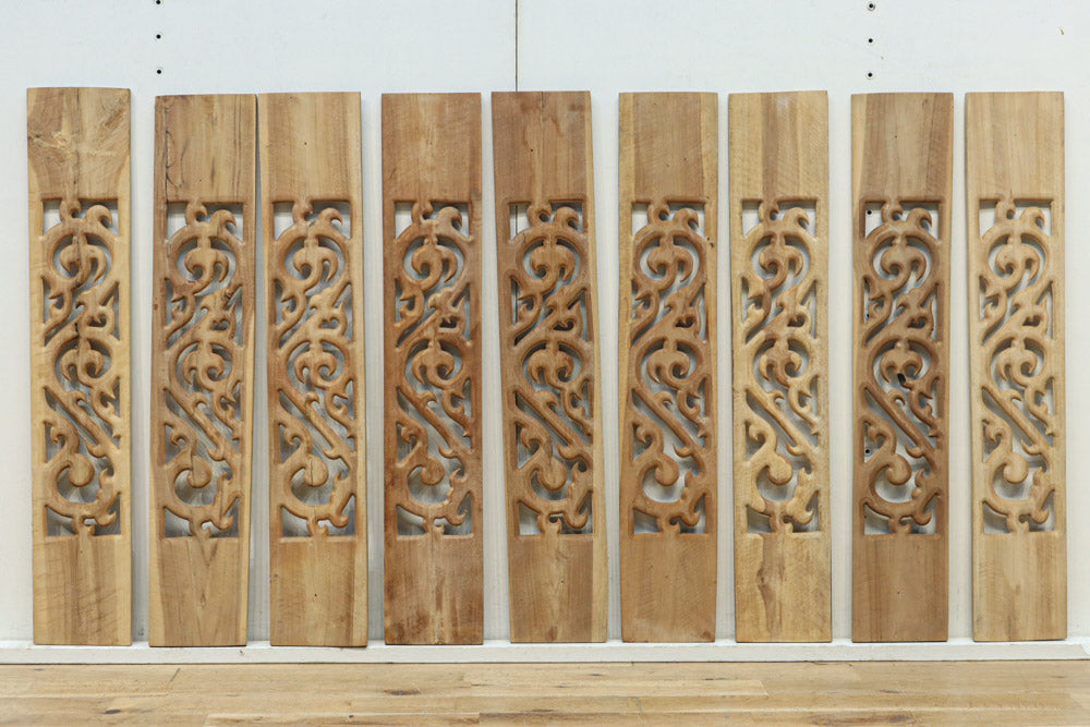 レリーフ彫刻を施した自然の風合いが滲む木地色欄間素材　EZ2840　在庫9枚