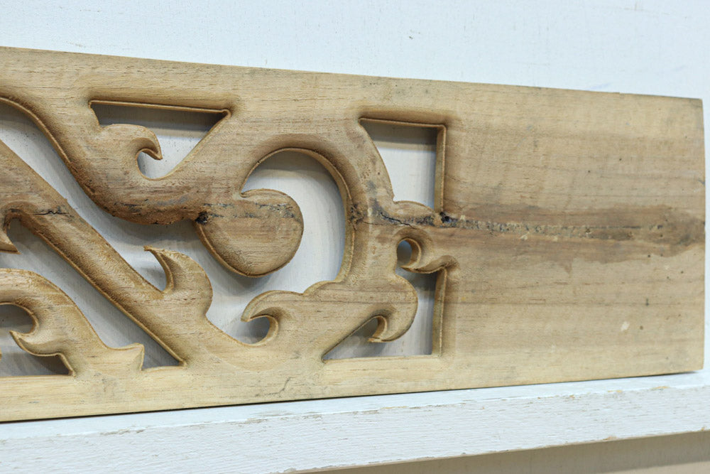 レリーフ彫刻を施した自然の風合いが滲む木地色欄間素材　EZ2840　在庫9枚